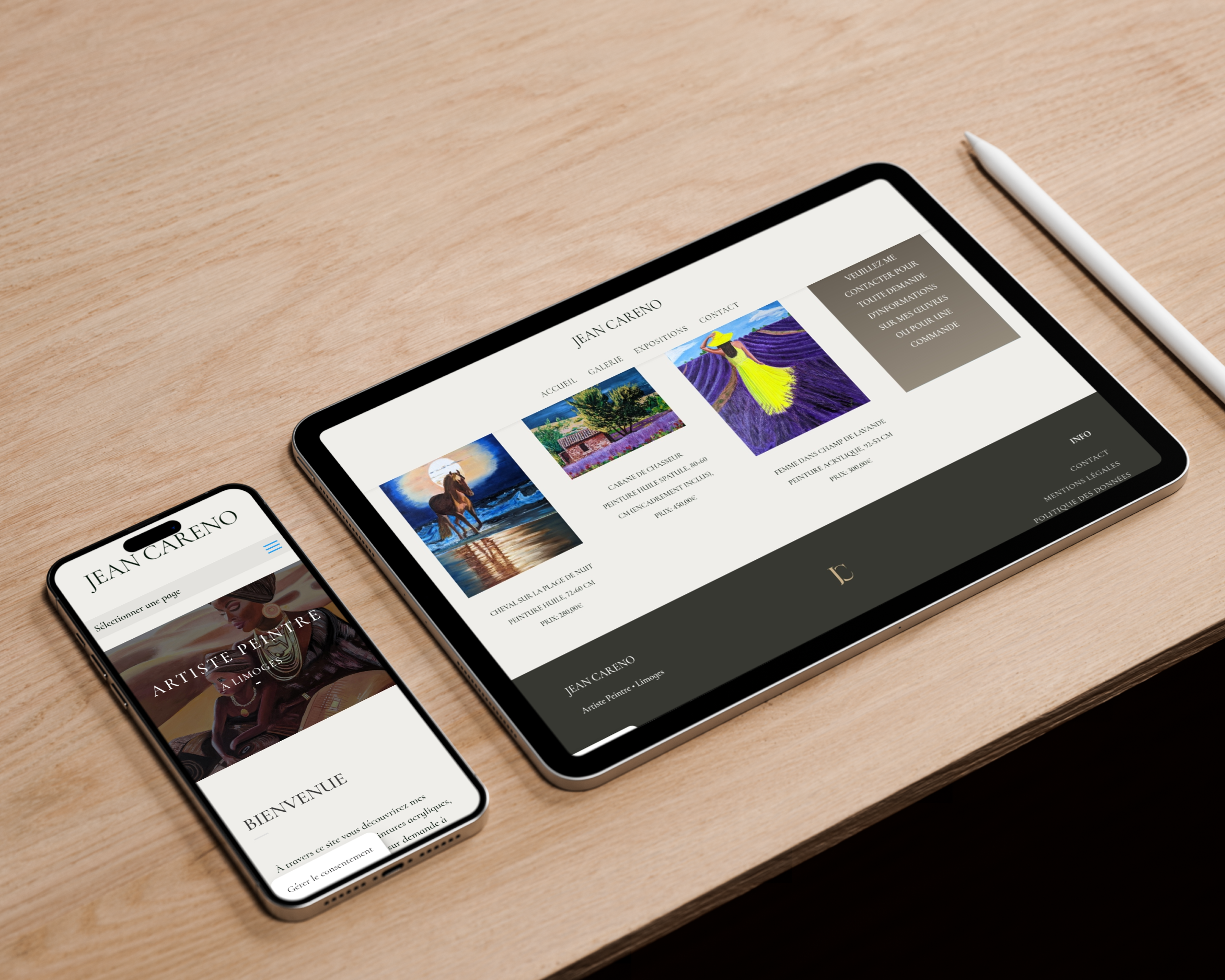 Iphone et Ipad posés sur une table en bois montrant un de nos sites internet