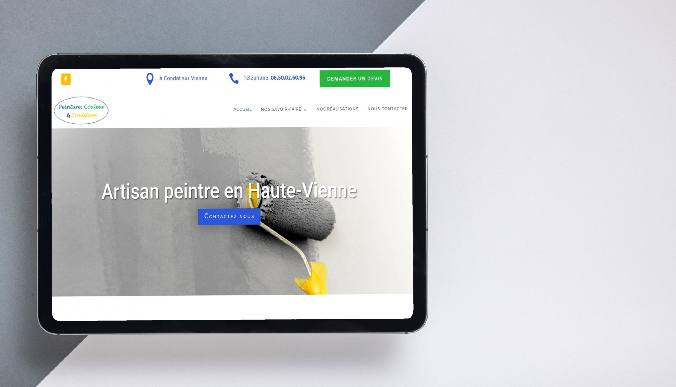 Mains homme qui tient une tablette montrant un de nos sites 