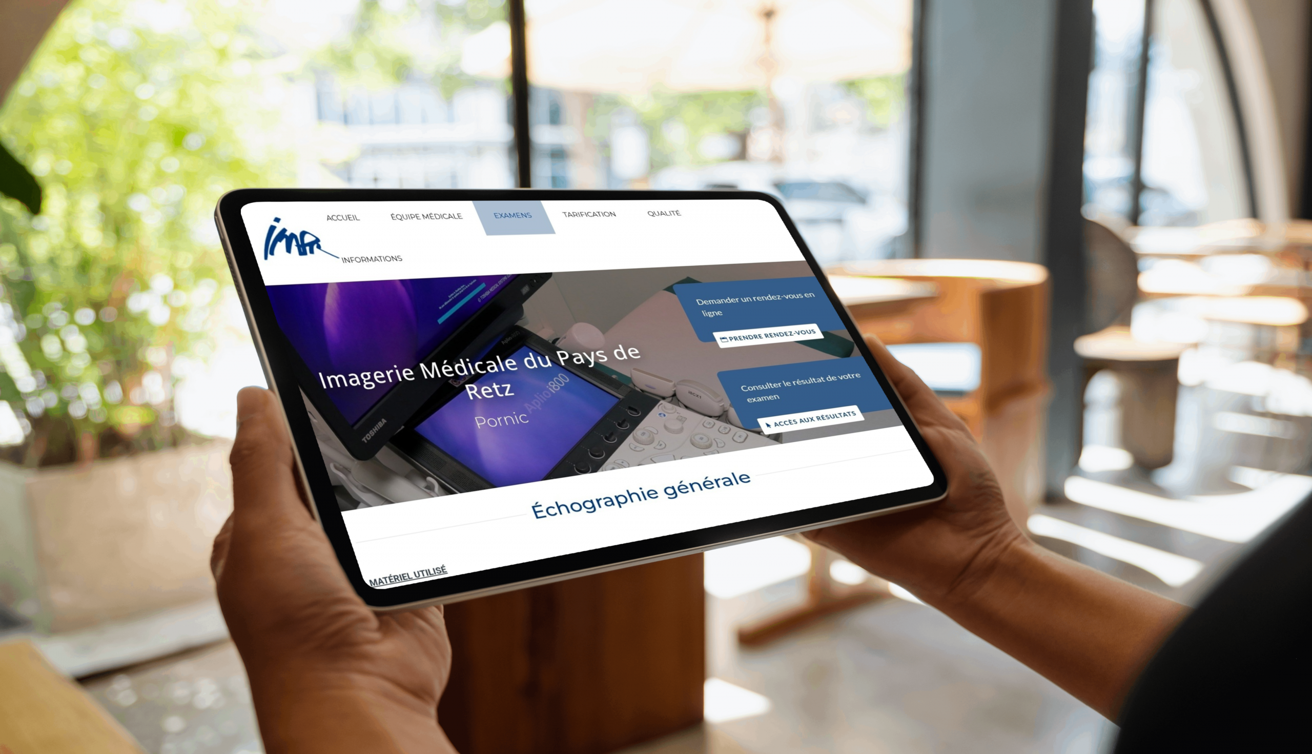Mains homme qui tient une tablette montrant un de nos sites 